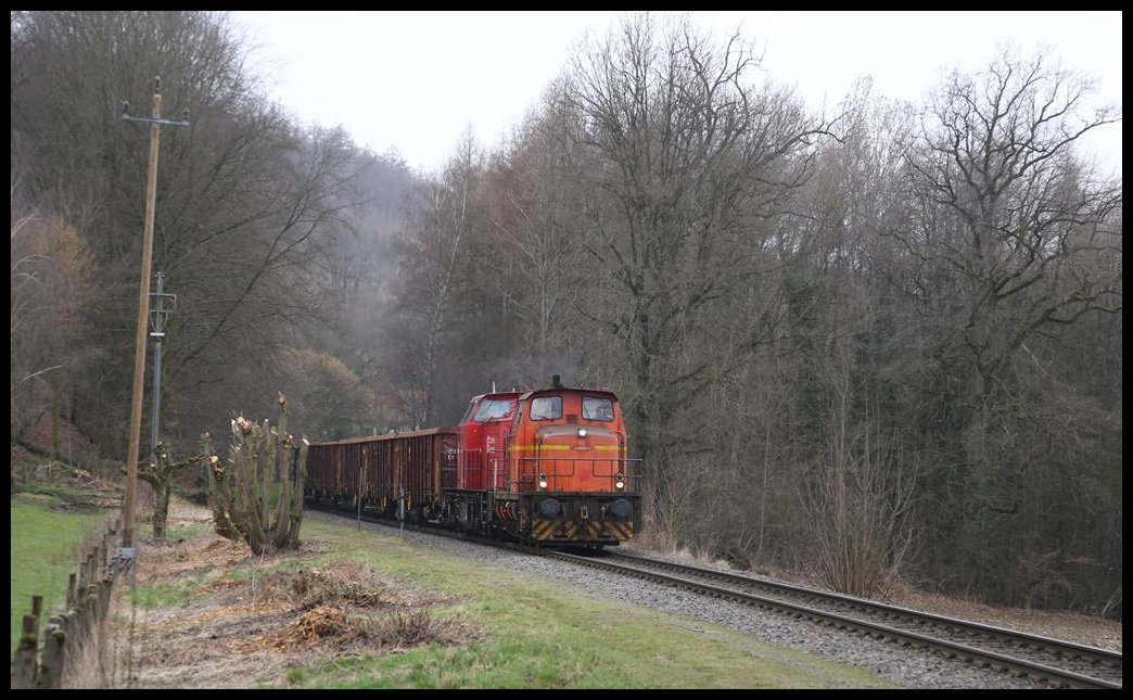 Gemeinsam streben GMH 6 und Haba 8 kurz hinter Augustaschacht mit einem Schrottzug dem Stahlwerk in Georgsmarienhütte entgegen. Durch den Unfall der Class 66 und dem nur kurzfristigen Einsatz der VTG 159 musste nun wieder die Haba bei den Zugleistungen aushelfen. Bei schlechter Witterung, hier am 11.3.2021 um 13.33 Uhr, ging man auf Nummer sicher und schickte auch die werkseigene GMH 6 als Vorspann hinzu. 