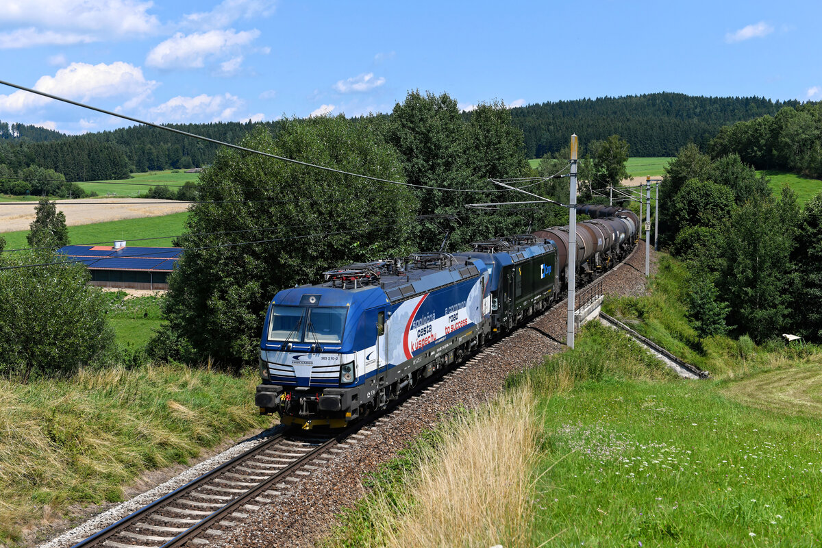 Gemeinsame Sache machten am 30. Juli 2021 die ZSSK Cargo und CD Cargo vor einem Kesselwagenzug aus Liberec in Richtung Italien. Die 383 210 und die von MRCE angemietete 193 620 konnte ich kurz nach Passieren der Grenze bei Deutsch Hörschlag im oberösterreichischen Mühlviertel aufnehmen. Leider hat das dortige Motiv durch die links im Bild befindliche neu gebaute Hühnerfarm etwas gelitten. 