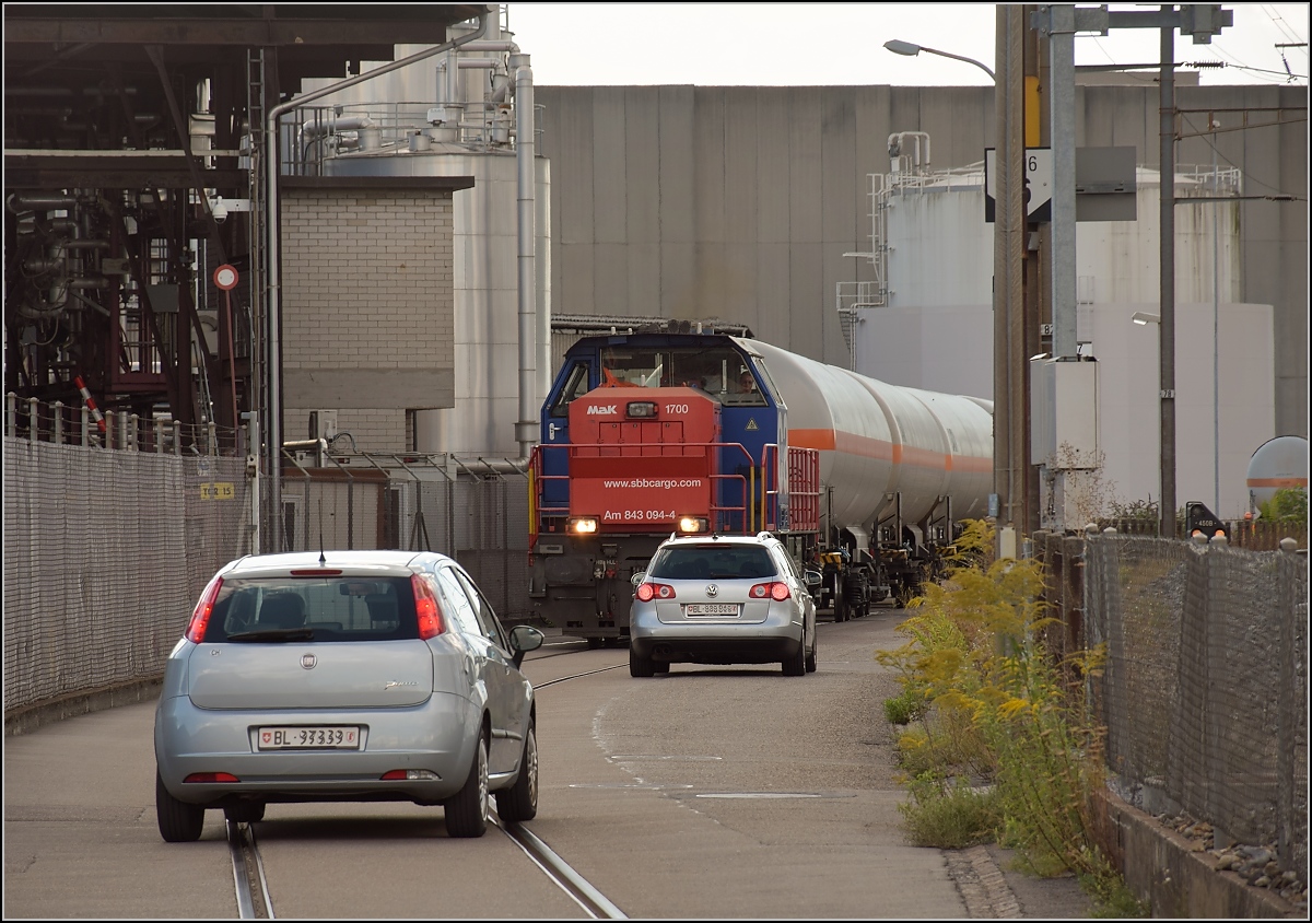 Gemeinsamer Verkehrsraum für Fußgänger, Radfahrer, Autofahrer, LKW und Güterzüge in Pratteln. Sinnigerweise gleich Güterstrasse genannt... August 2018.