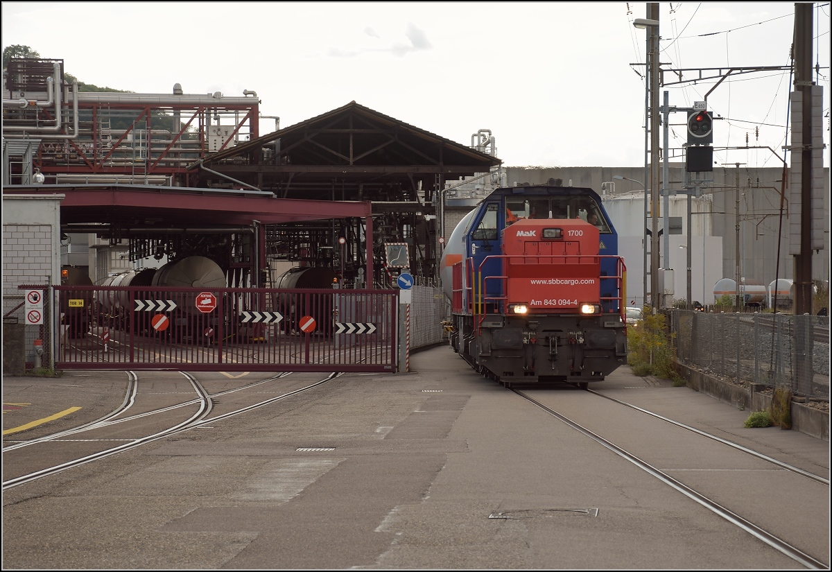 Gemeinsamer Verkehrsraum für Fußgänger, Radfahrer, Autofahrer, LKW und Güterzüge in Pratteln. Sinnigerweise gleich Güterstrasse genannt... August 2018.