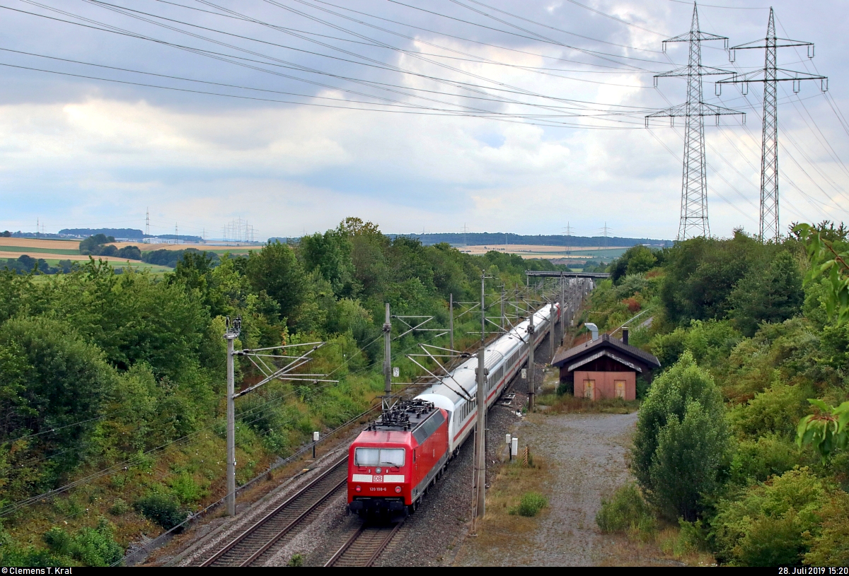 Gemischte Doppeltraktion:
Nachschuss auf 120 108-6 DB und 101 083-4 als IC 2264 (Linie 60) von München Hbf nach Karlsruhe Hbf, die die Überleitstelle (Üst) Markgröningen Glems auf der Schnellfahrstrecke Mannheim–Stuttgart (KBS 770) passieren.
Aufgenommen von einer Brücke.
(Neubearbeitung)
[28.7.2019 | 15:20 Uhr]