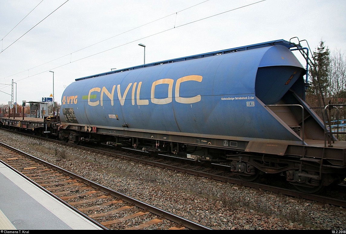 Gemischte Güterzüge sind aufgrund der Wagenvielfalt sehr interessant.
Hier ein Blick auf einen Silowagen der Enviloc GmbH, der mit 187 112 DB den Hp Halle Rosengarten auf der Bahnstrecke Halle–Hann. Münden (KBS 590) durchfährt. [18.2.2018 | 15:51 Uhr]