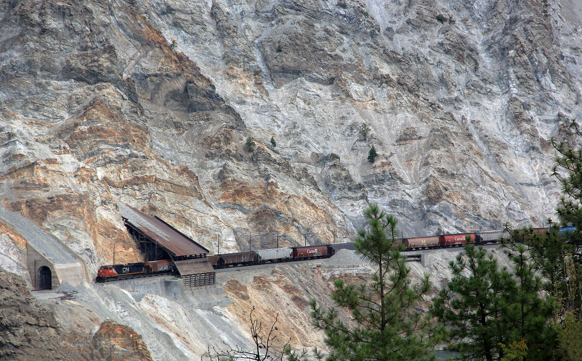 Gemischter CN-G�terzug f�hrt im Fraser Valley unter Kunstbauten hindurch. Wie auf dem Bild ersichtlich ist, sind diese Kunstbauten n�tig. Fraser Valley, 14.8.2012