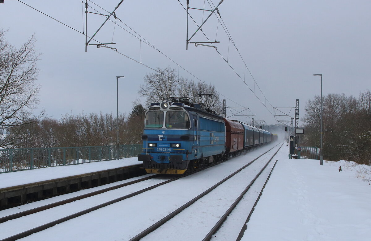 Gemischter Güterzug al Nex 60124 aus Plzen auf dem Weg nach Cheb mit der 240 021. AUfgenommen am 29.01.2026 bei Stebnice. 