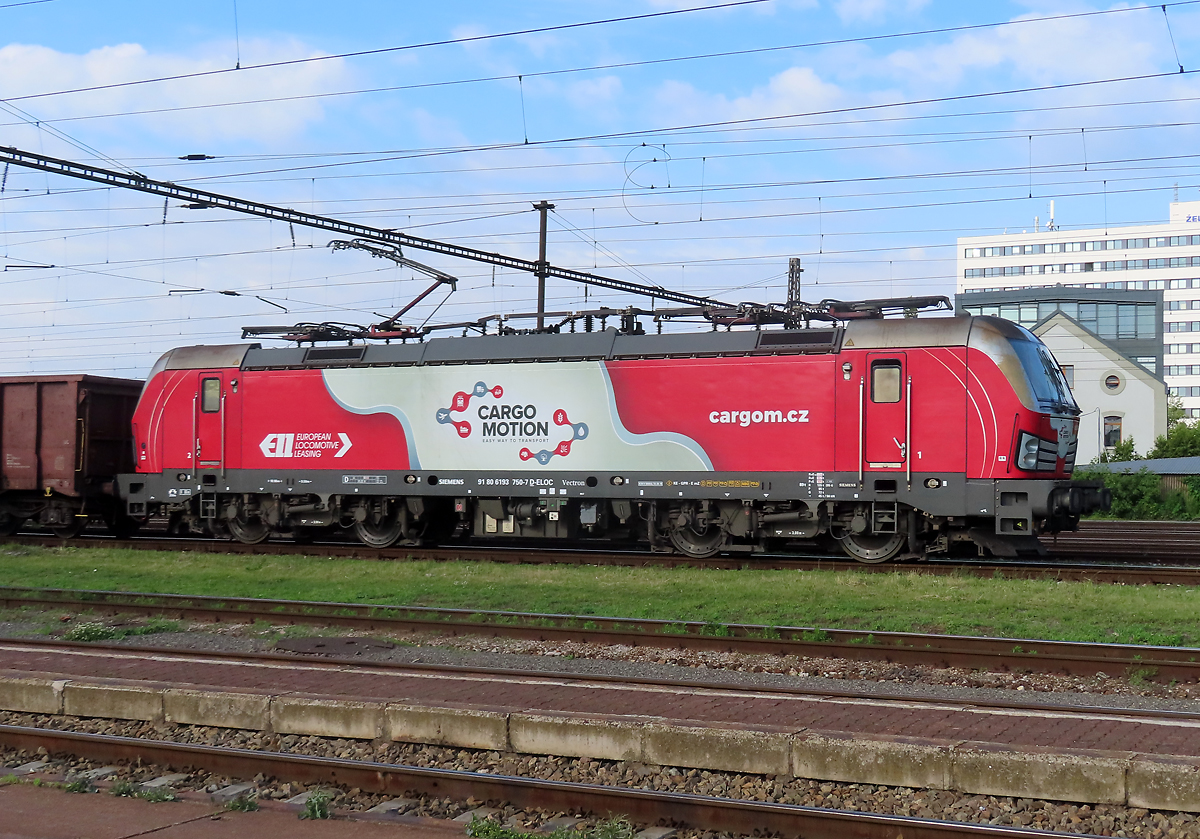 Gemischter Güterzug im Bahnhof Kosice. Das Foto wurde vom Bahnsteig aus aufgenommen. Kosice, 13.6.2023