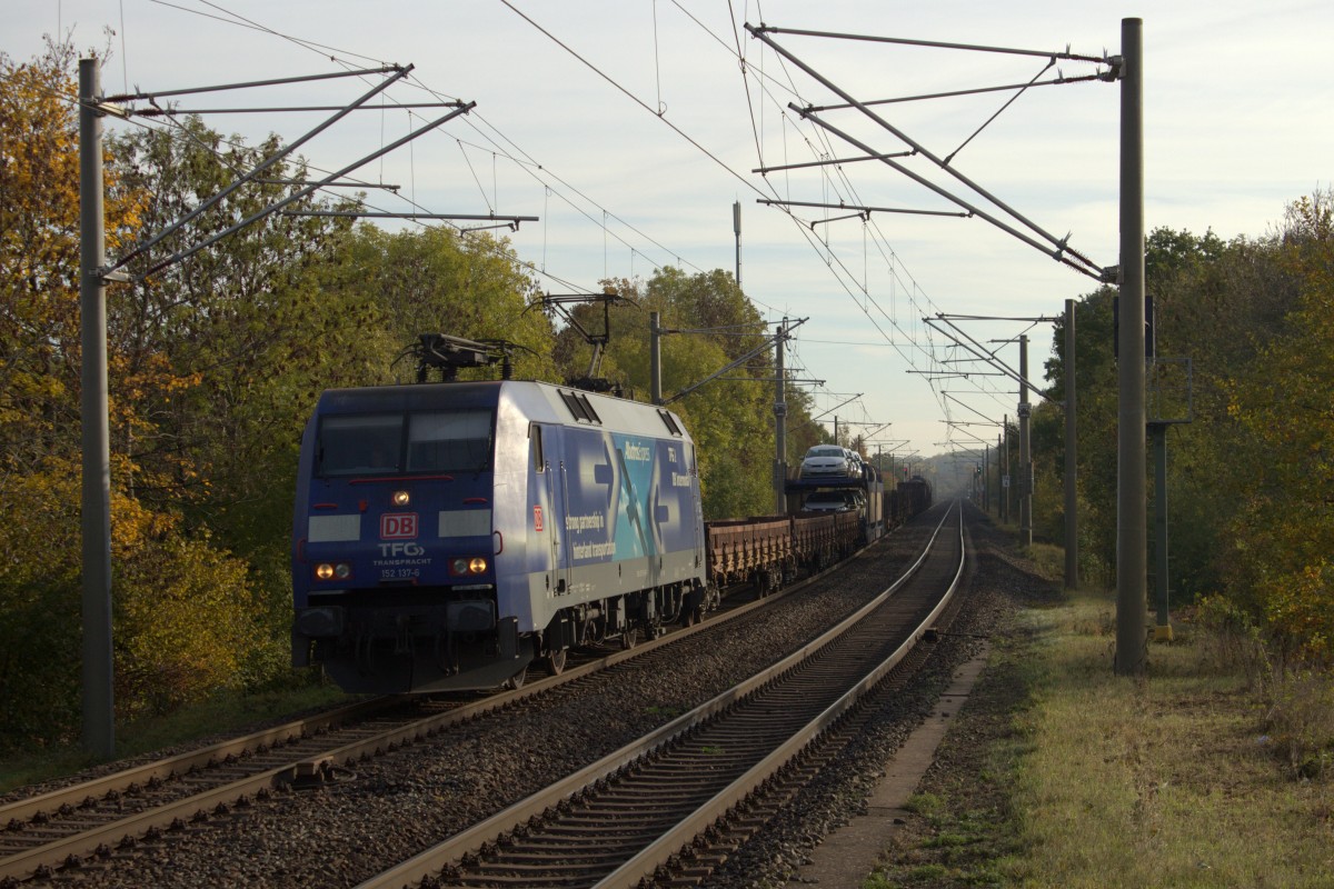 Gemischter Güterzug bei Weimar gezogen von der 152 136-6 dem Werbe AlbatrosExpress in Blau. Aufgenommen in Hopfgarten/Weimar am 24.10.2015