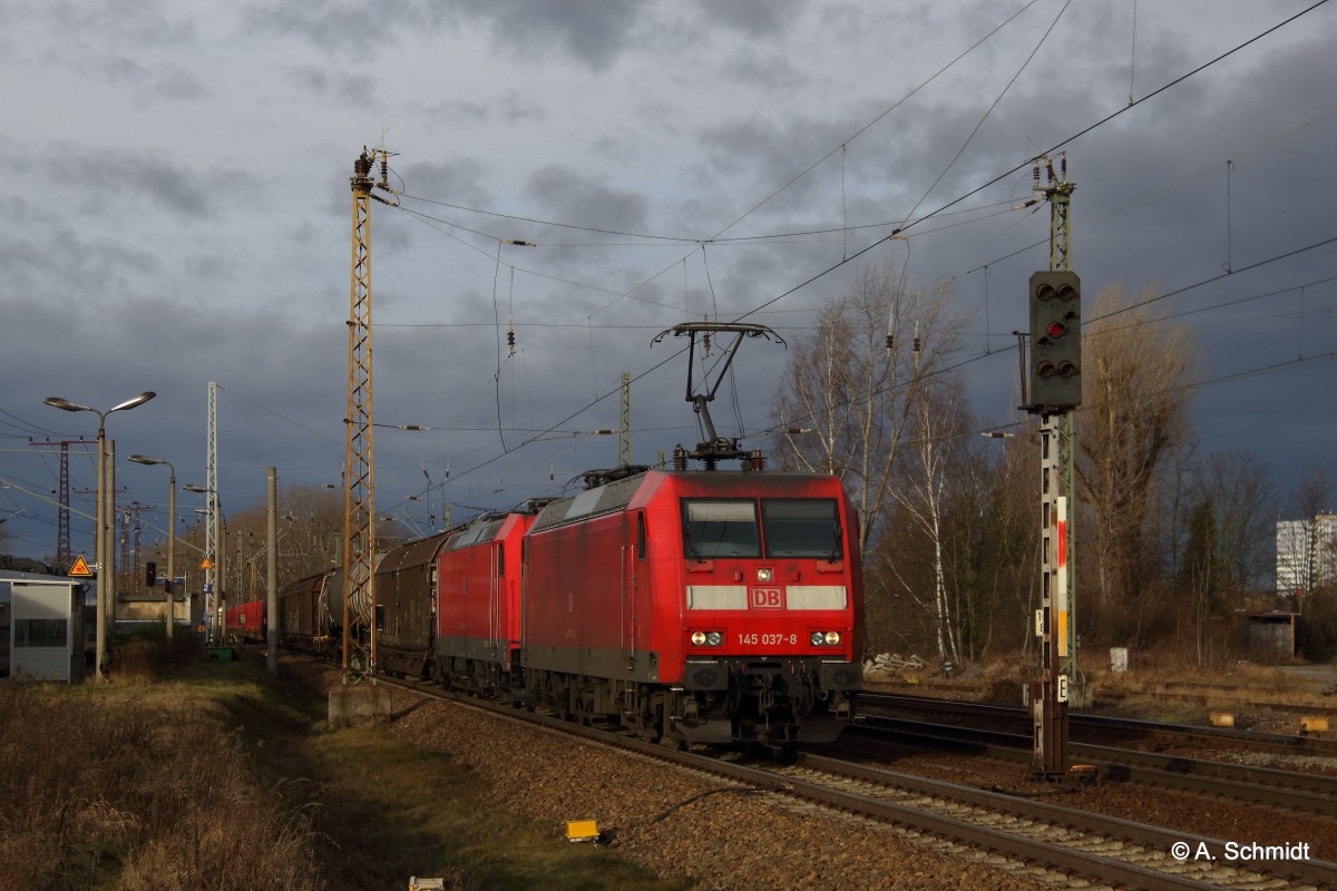 Gemischter Güterzug mit 145 037-8 und der mitlaufenden 185 315 in Leipzig Thekla. Aufgenommen am 30.01.2016
