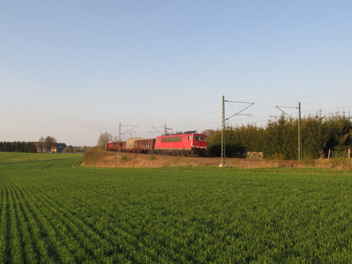 Gemischter Güterzug mit der 155 245-4 bei Abendsonne auf dem Weg nach Nürnberg. Gesehen am 24.04.15 bei Ruppertsgrün/ Pöhl.