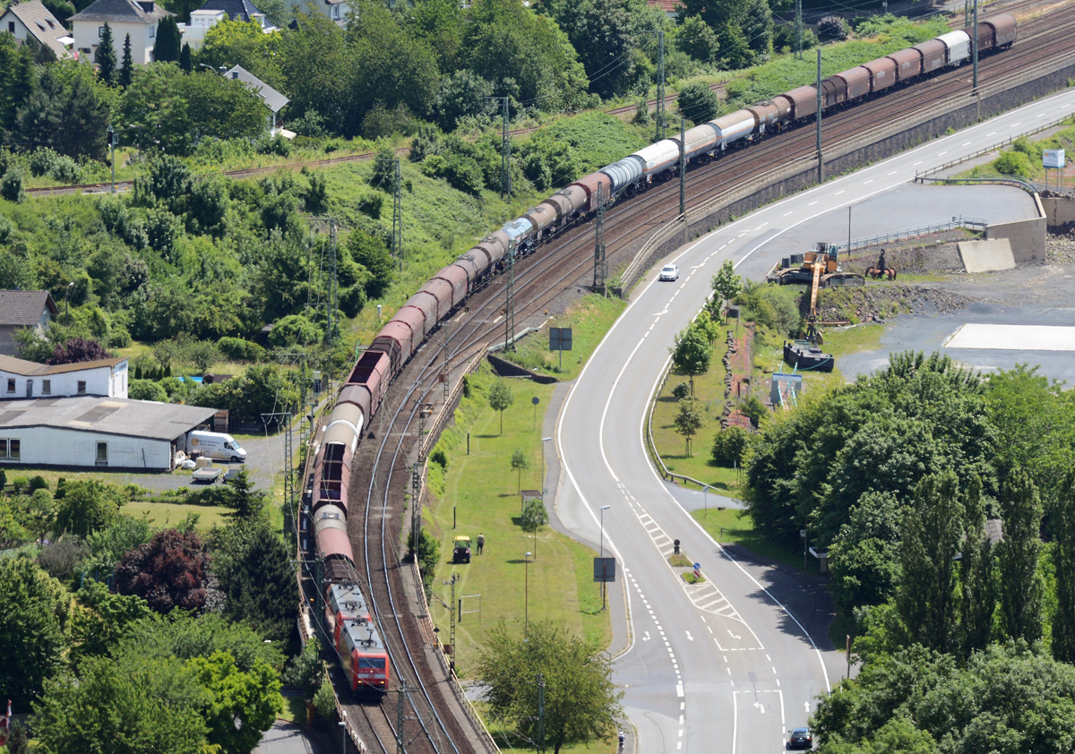 Gemischter Güterzug mit BR 152 Doppeltraktion bei Linz/Rhein - 17.07.2015