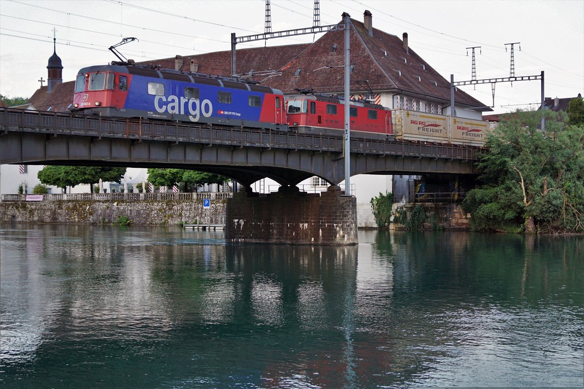 Gemischter Güterzug mit Re 10/10 beim Passieren der Aarebrücke Solothurn am Abend des 6. Juni 2019. An der Spitze dieses Zuges eingereiht ist die Re 620 063-8  EGLISAU  ohne Wappen.
Foto: Walter Ruetsch