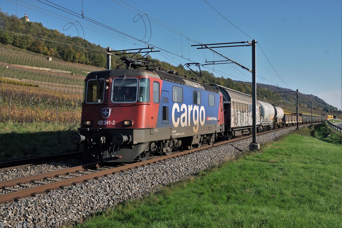 Gemischter Güterzug mit der Re 420 241-2 bei Cressier auf der Fahrt in die Westschweiz am 12. November 2019.
Besondere Beachtung gilt neben der sauberen BOBO auch dem kleinen Kirchlein links im Bilde.
Foto: Walter Ruetsch