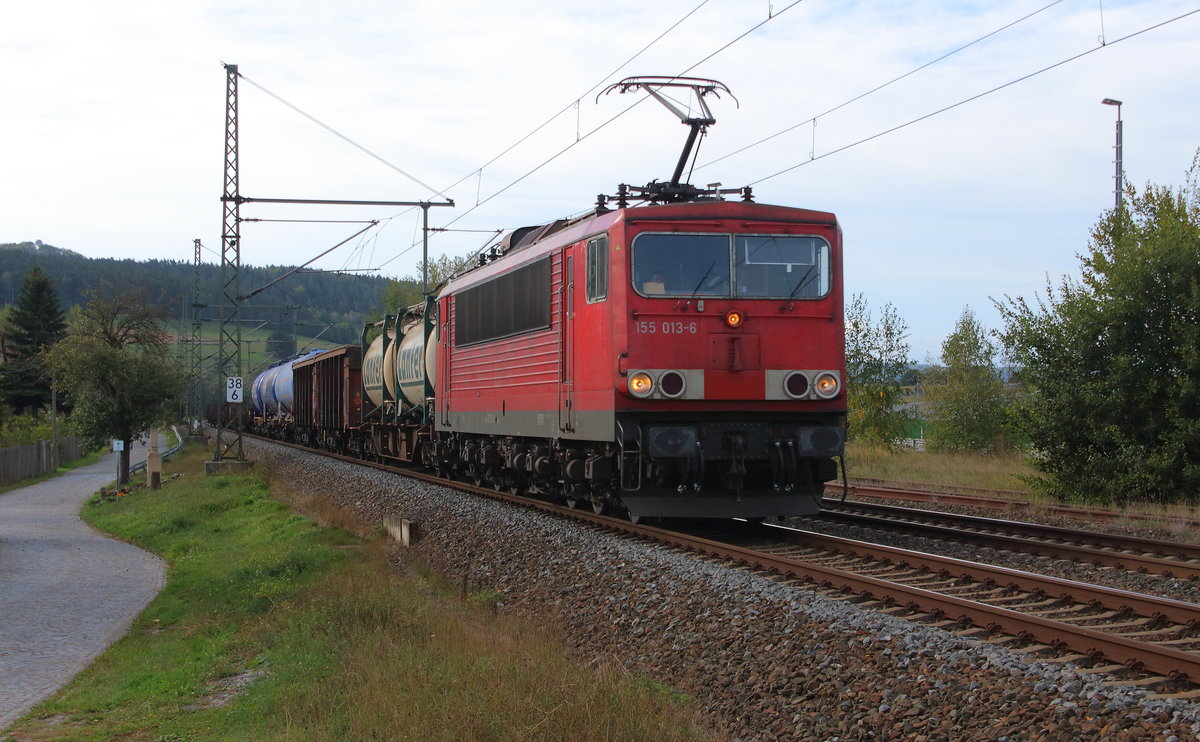 Gemischter Güterzug von Saalfeld mit der 155 013 auf dem Weg nach Leipzig Engelsdorf. Aufgenommen am 22.09.2018 in Schöps.