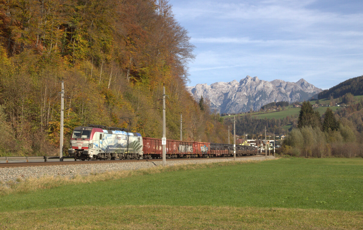 Gemischter Güterzug vor dem Tennengebirge hinter Bischofshofen mit Lokomotion Werbelok 193 773 welcher mit großer Wahrscheinlichkeit dann ins Gasteiner-Tal gen Villach abbog. Aufgenommen an einem warmen 28.Oktober 2022