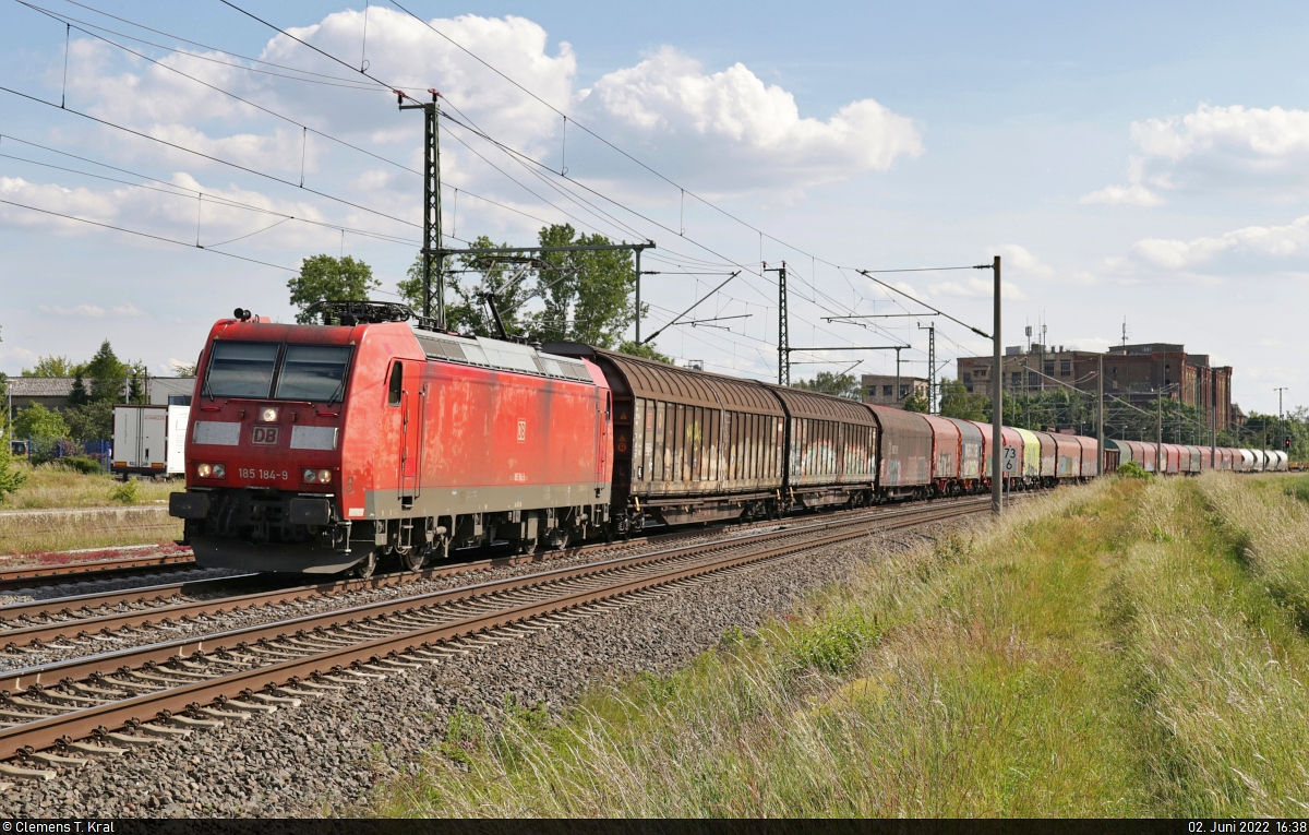 Gemischter Gz bewegt sich mit 185 184-9 durch Niemberg Richtung Köthen.

🧰 DB Cargo
🕓 2.6.2022 | 16:38 Uhr