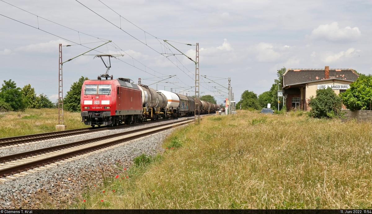 Gemischter Gz mit 145 005-5 passiert das Bahnhäuschen von Lübs(Magdeburg) Richtung Trebnitz.

🧰 DB Cargo
🕓 11.6.2022 | 11:54 Uhr
