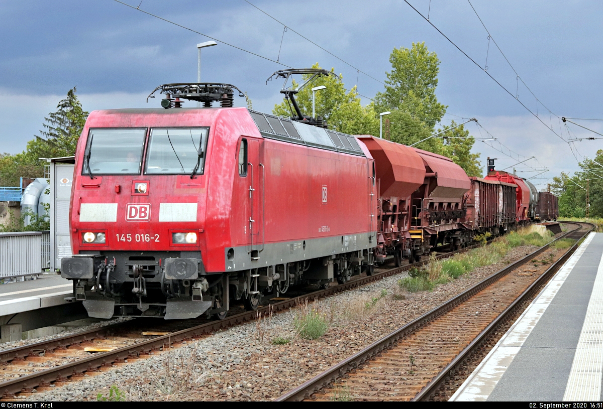 Gemischter Gz mit 145 016-2 durchfährt den Hp Halle Rosengarten auf Gleis 2 Richtung Angersdorf.

🧰 DB Cargo
🚩 Bahnstrecke Halle–Hann. Münden (KBS 590)
🕓 2.9.2020 | 16:51 Uhr