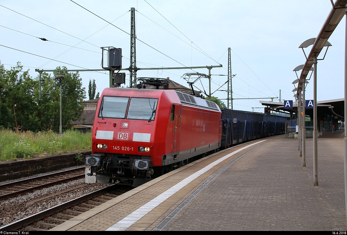 Gemischter Gz mit 145 026-1 DB durchfährt den Bahnhof Weißenfels auf Gleis 3 Richtung Großkorbetha.
[16.6.2018 | 11:11 Uhr]