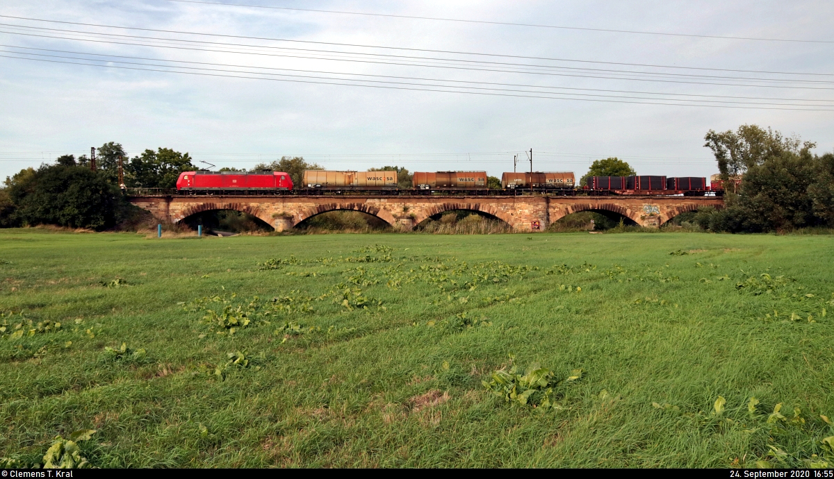 Gemischter Gz mit 145 045-1 überquert die Saaleaue bei Angersdorf Richtung Bahnhof Angersdorf.

🧰 DB Cargo
🚩 Bahnstrecke Halle–Hann. Münden (KBS 590)
🕓 24.9.2020 | 16:55 Uhr