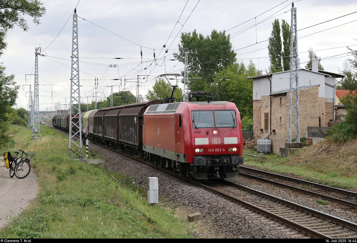 Gemischter Gz mit 145 053-5 DB fährt in Teutschenthal, Dömikenweg, auf der Bahnstrecke Halle–Hann. Münden (KBS 590) Richtung Sangerhausen.
[16.7.2020 | 16:44 Uhr]