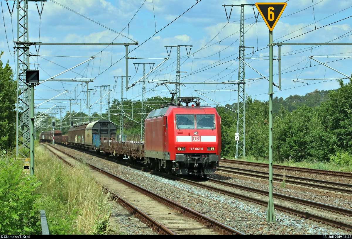 Gemischter Gz mit 145 061-8 DB durchfährt den Bahnhof Golm auf dem Berliner Außenring (BAR | 6068) Richtung Potsdam Pirschheide.
Aufgenommen am Ende des Bahnsteigs 2.
[18.7.2019 | 14:43 Uhr]