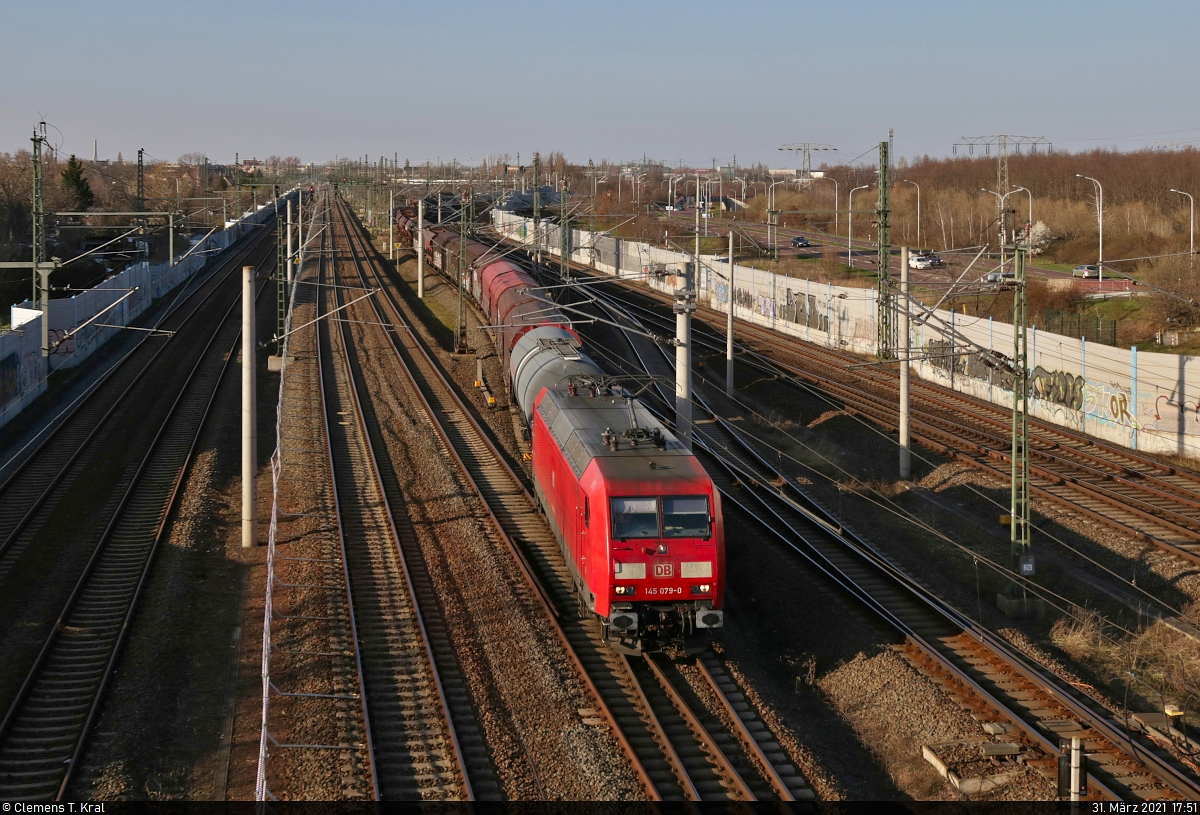 Gemischter Gz mit 145 079-0 unterwegs am Energiepark Dieselstraße in Halle (Saale) Richtung Abzweig Halle Kasseler Bahn.
Aufgenommen von der Dieselbrücke.

🧰 DB Cargo
🚩 Bahnstrecke Halle–Bebra (KBS 580)
🕓 31.3.2021 | 17:51 Uhr