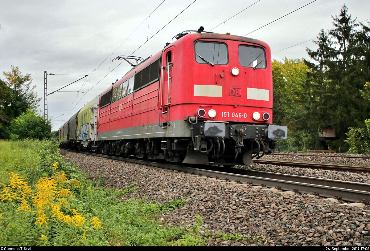 Gemischter Gz mit 151 046-0 der Railpool GmbH, vermietet an die DB, fährt in Asperg auf der Bahnstrecke Stuttgart–Würzburg (Frankenbahn | KBS 780) Richtung Kornwestheim.
[26.9.2019 | 17:06 Uhr]