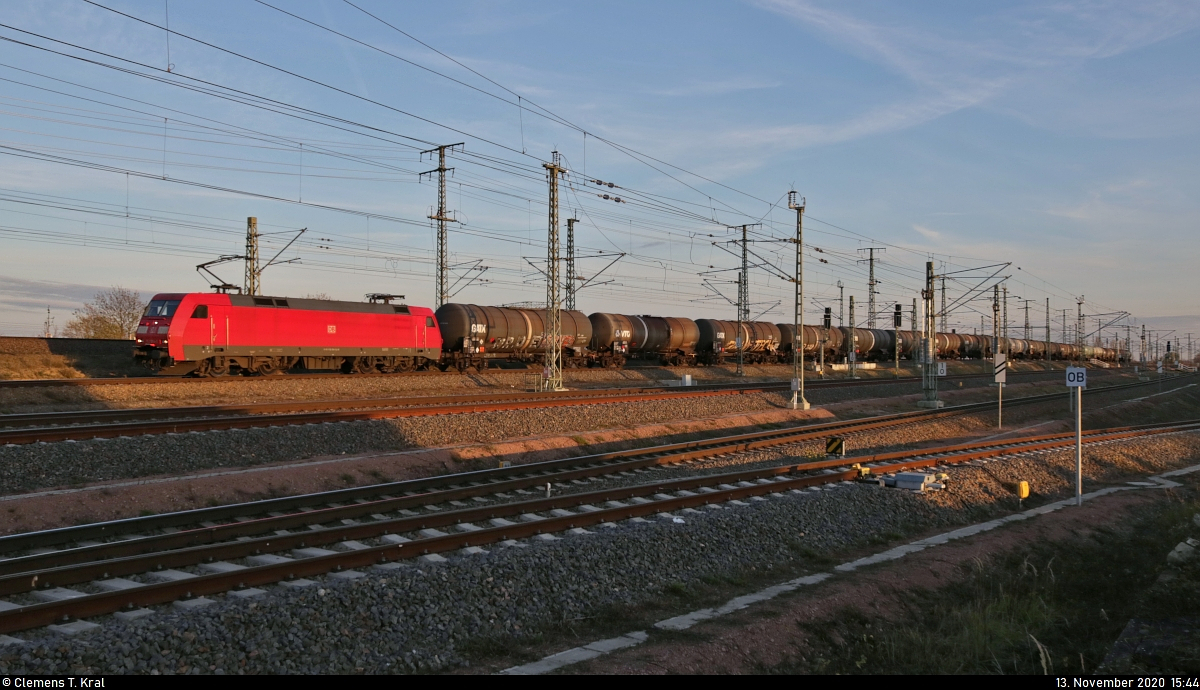 Gemischter Gz mit 152 ??? (Siemens ES64F) fährt in Halle (Saale), Karl-von-Thielen-Straße, auf der Ostumfahrung für den Güterverkehr in nördlicher Richtung.

🧰 DB Cargo
🕓 13.11.2020 | 15:44 Uhr