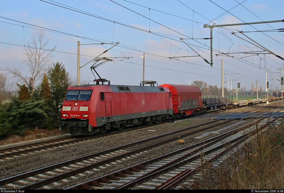 Gemischter Gz mit 152 018-8 DB durchfährt den Bahnhof Niemberg auf der Bahnstrecke Magdeburg–Leipzig (KBS 340) Richtung Halle (Saale).
[17.11.2018 | 10:58 Uhr]