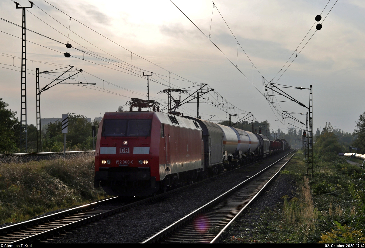 Gemischter Gz mit 152 060-0 (Siemens ES64F) durchfährt den Hp Halle Rosengarten auf Gleis 1 Richtung Bft Halle Gbf Süd.
Aufgenommen im abendlichen Gegenlicht am Ende des Bahnsteigs 2.

🧰 DB Cargo
🚩 Bahnstrecke Halle–Hann. Münden (KBS 590)
🕓 2.10.2020 | 17:42 Uhr