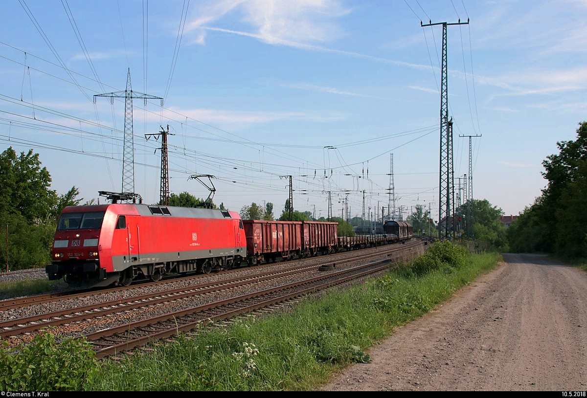 Gemischter Gz mit 152 104-6 DB fährt in Großkorbetha auf der Bahnstrecke Halle–Bebra (KBS 580) Richtung Weißenfels.
[10.5.2018 | 9:13 Uhr]