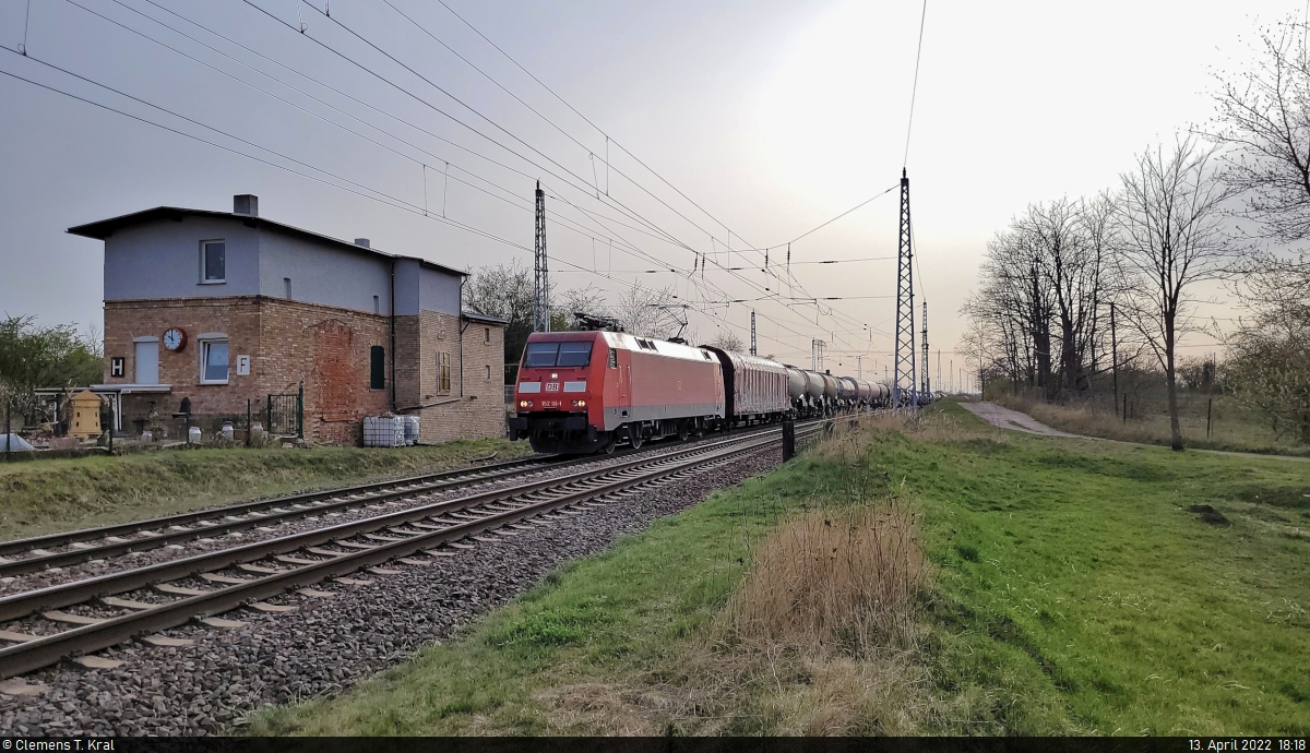 Gemischter Gz mit 152 111-1 (Siemens ES64F) rollt in Teutschenthal Richtung Halle (Saale). Dabei passiert der Zug ein altes Bahnhäuschen, das heute augenscheinlich von Liebhabern bewohnt wird.

🧰 DB Cargo
🕓 13.4.2022 | 18:18 Uhr