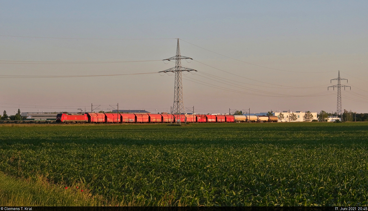 Gemischter Gz mit 152 117-8 (Siemens ES64F) rauscht an den Feldern bei Braschwitz Richtung Köthen vorbei.

🧰 DB Cargo
🚩 Bahnstrecke Magdeburg–Leipzig (KBS 340)
🕓 17.6.2021 | 20:45 Uhr