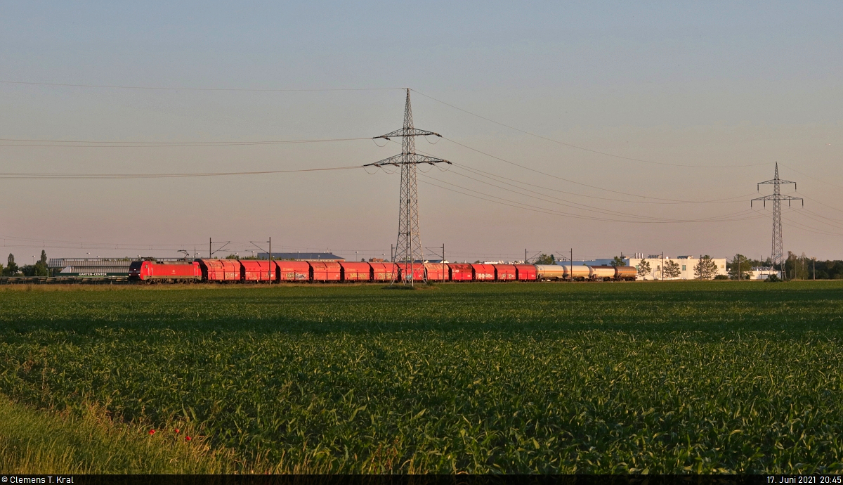 Gemischter Gz mit 152 117-8 (Siemens ES64F) rauscht an den Feldern bei Braschwitz Richtung Köthen vorbei.

🧰 DB Cargo
🚩 Bahnstrecke Magdeburg–Leipzig (KBS 340)
🕓 17.6.2021 | 20:45 Uhr