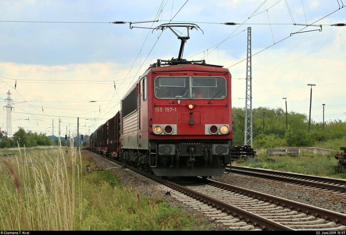 Gemischter Gz mit 155 157-1 Railpool, vermietet an die DB, durchfährt den Bahnhof Angersdorf auf der Bahnstrecke Halle–Hann. Münden (KBS 590) Richtung Halle (Saale).
Aufgenommen am Ende des Bahnsteigs 2/3.
[22.6.2019 | 15:57 Uhr]