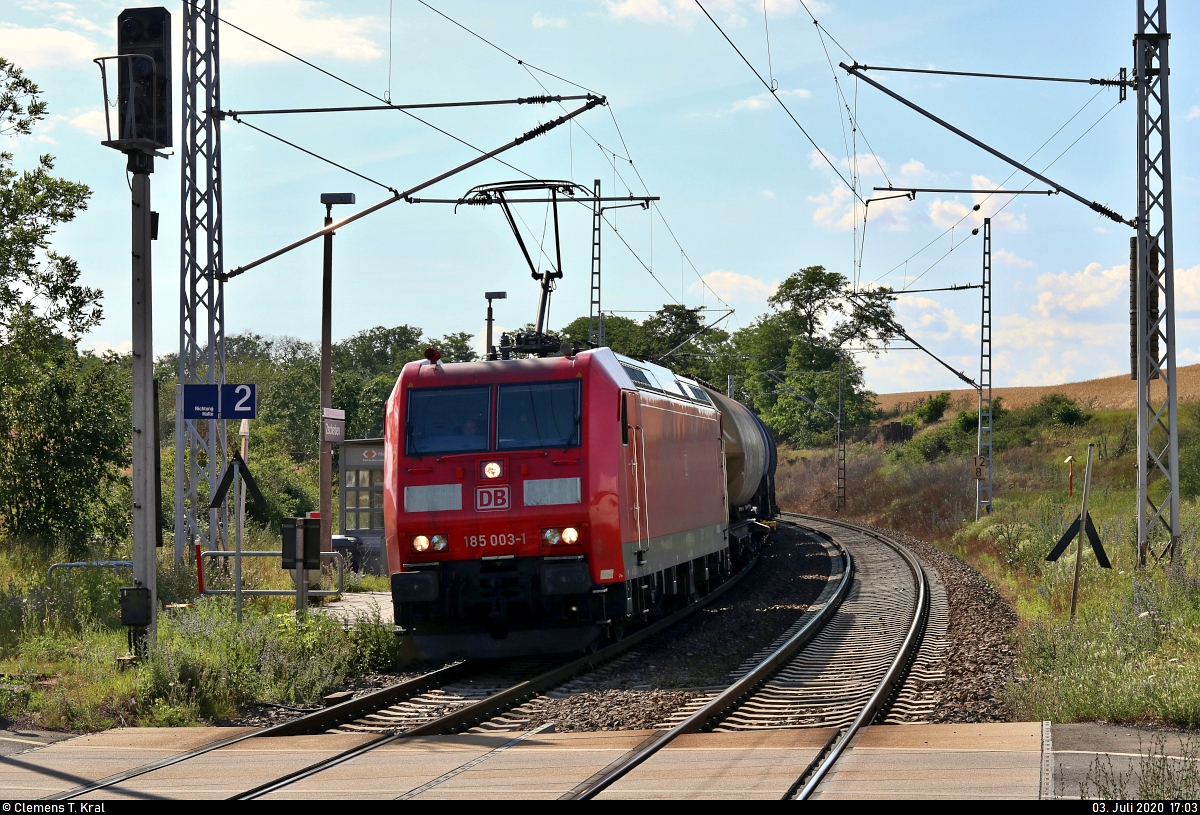 Gemischter Gz mit 185 003-1 DB durchfährt den Hp Zscherben auf der Bahnstrecke Halle–Hann. Münden (KBS 590) Richtung Halle (Saale).
Aufgenommen im Gegenlicht am Ende des Bahnsteigs 1.
[3.7.2020 | 17:03 Uhr]
