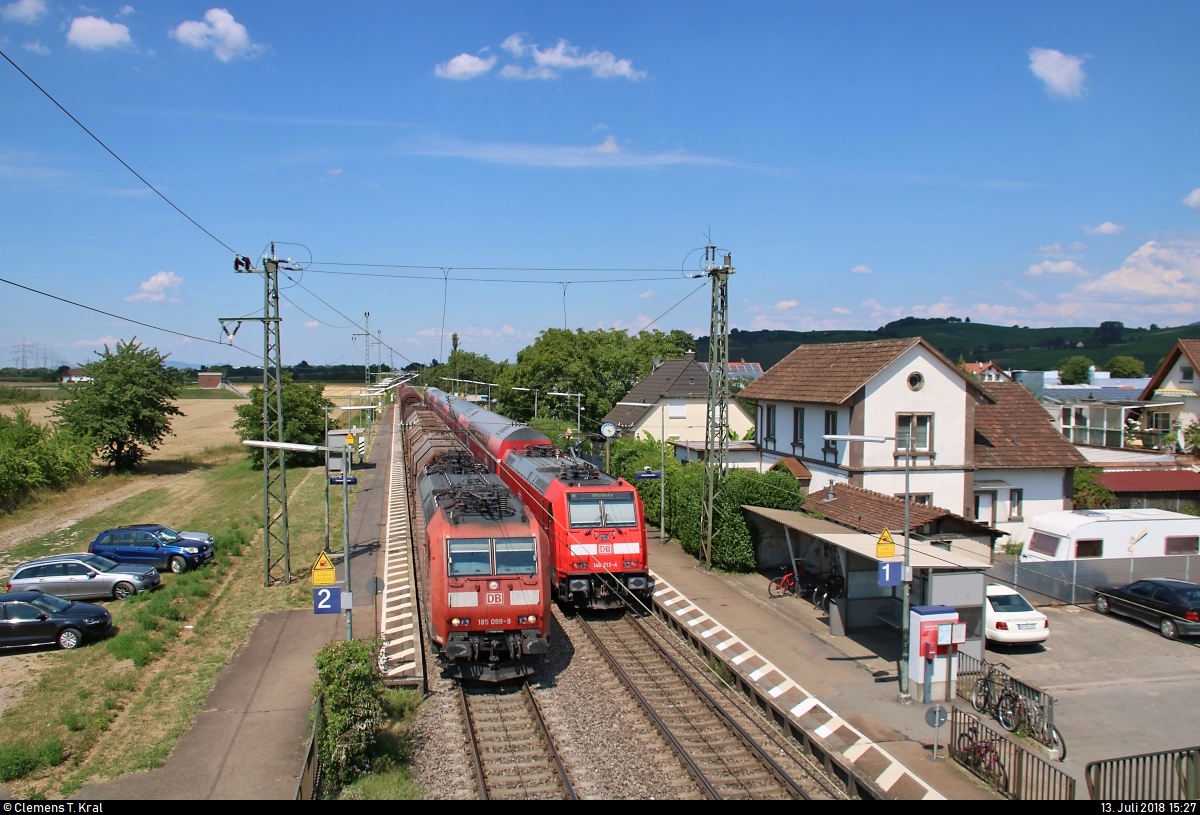Gemischter Gz mit 185 099-9 DB Richtung Basel (CH) trifft auf 146 213-4 von DB Regio Baden-Württemberg als RE 17024 von Basel Bad Bf (CH) nach Offenburg im Haltepunkt Auggen auf der Bahnstrecke Mannheim–Basel (Rheintalbahn | KBS 703).
Aufgenommen von einer Fußgängerbrücke.
[13.7.2018 | 15:27 Uhr]
