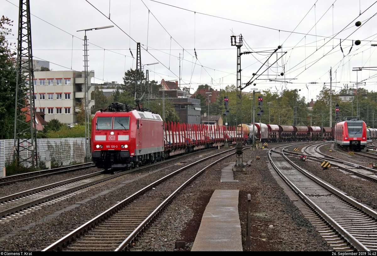 Gemischter Gz mit 185 120-3 DB durchfährt den Bahnhof Ludwigsburg auf Gleis 5 Richtung Kornwestheim.
Aufgenommen am Ende des Bahnsteigs 4/5.
[26.9.2019 | 14:42 Uhr]