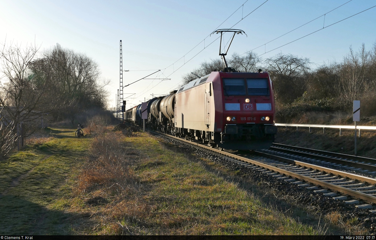 Gemischter Gz mit 185 171-6 macht sich im zarten Morgenlicht an der Blockstelle (Bk) Zscherben Richtung Sangerhausen.

🧰 DB Cargo
🕓 19.3.2022 | 7:17 Uhr