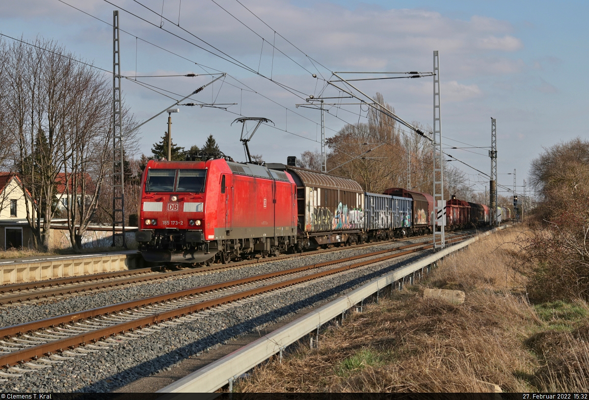 Gemischter Gz mit 185 173-2 passiert die Blockstelle (Bk) Zscherben Richtung Sangerhausen.

🧰 DB Cargo
🕓 27.2.2022 | 15:32 Uhr