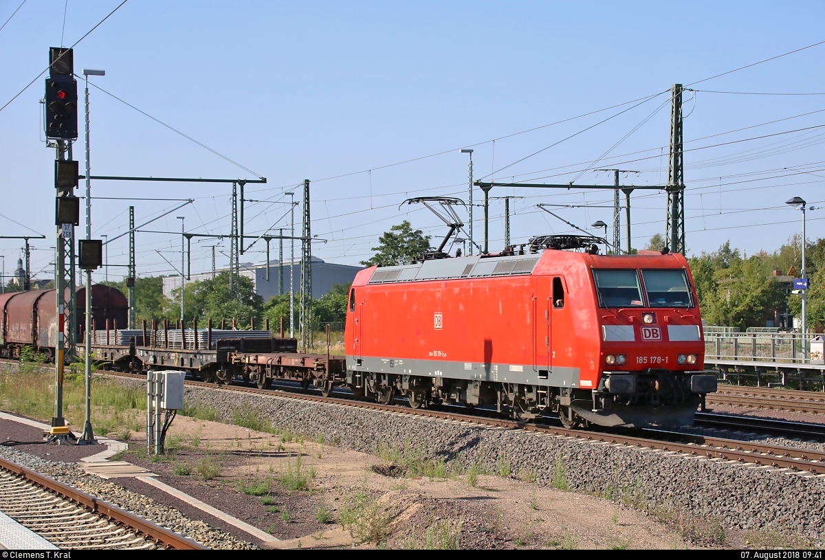 Gemischter Gz mit 185 178-1 DB durchfährt Magdeburg Hbf in nördlicher Richtung.
[7.8.2018 | 9:41 Uhr]