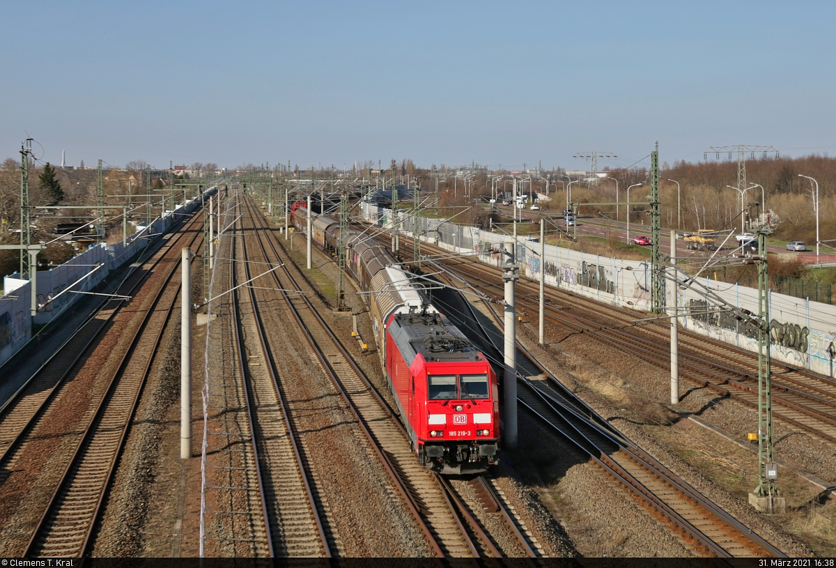 Gemischter Gz mit 185 219-3 unterwegs am Energiepark Dieselstraße in Halle (Saale) Richtung Abzweig Halle Kasseler Bahn.
Aufgenommen von der Dieselbrücke.

🧰 DB Cargo
🚩 Bahnstrecke Halle–Bebra (KBS 580)
🕓 31.3.2021 | 16:38 Uhr