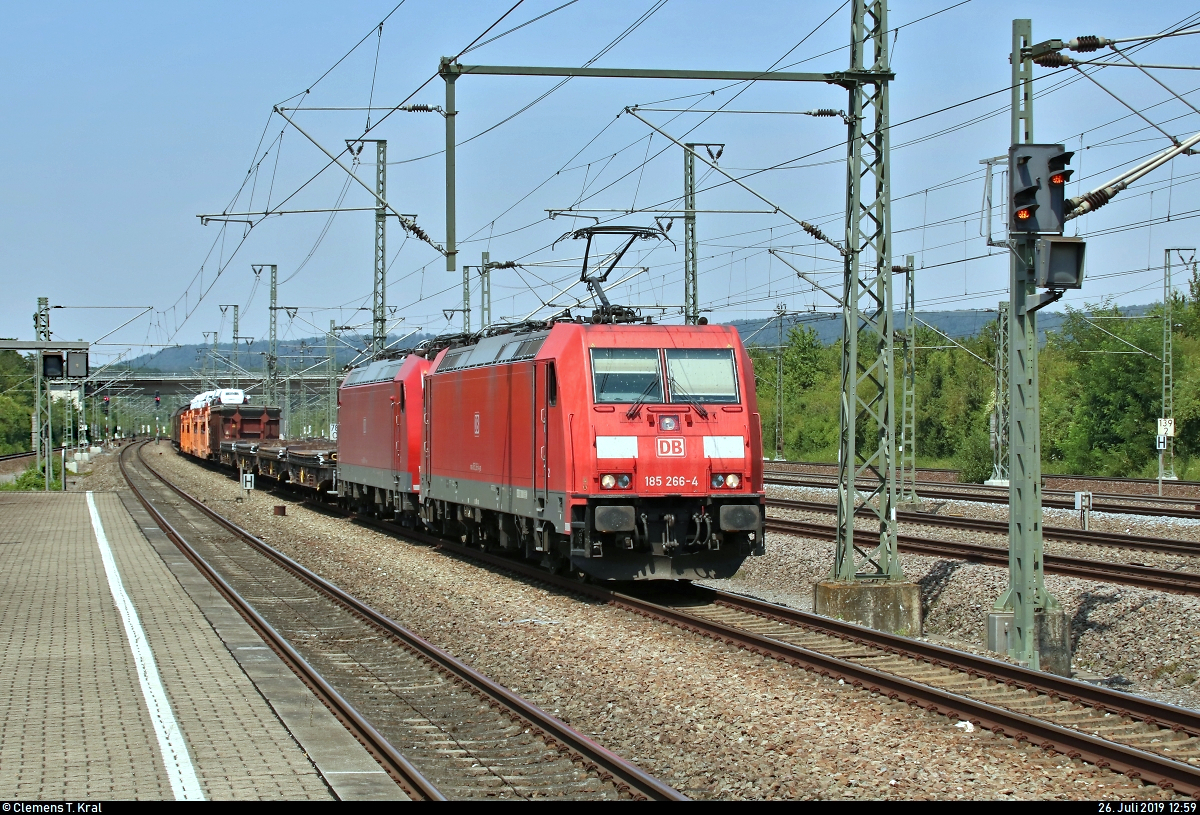 Gemischter Gz mit 185 266-4 DB und 185 087-4 DB (kalt) durchfährt den Bahnhof Vaihingen(Enz) auf Gleis 3 Richtung Bietigheim-Bissingen.
[26.7.2019 | 12:59 Uhr]