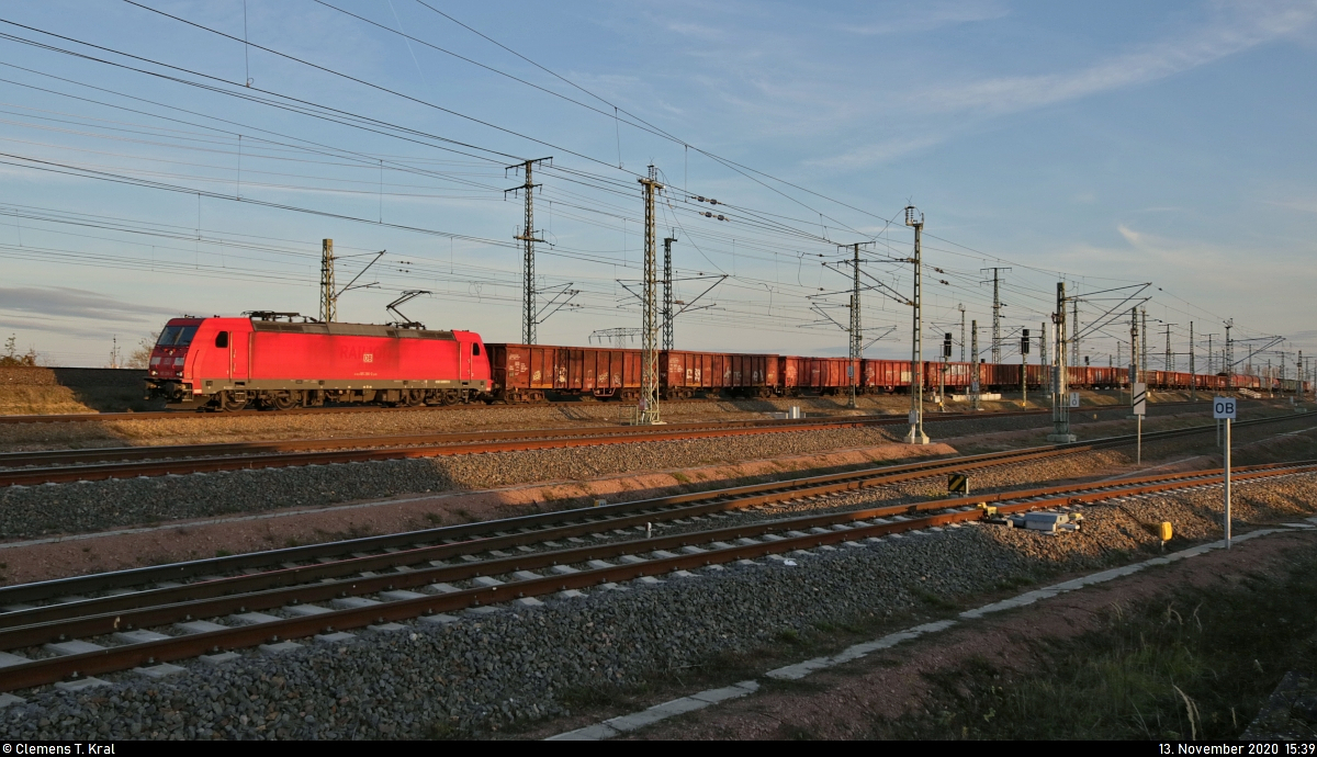 Gemischter Gz mit 185 286-2 fährt in Halle (Saale), Karl-von-Thielen-Straße, auf der Ostumfahrung für den Güterverkehr in nördlicher Richtung.

🧰 DB Cargo
🕓 13.11.2020 | 15:39 Uhr