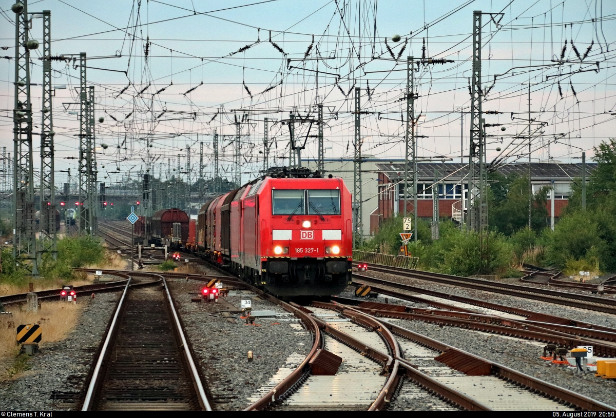 Gemischter Gz mit 185 327-1 und 185 ??? DB (kalt) durchfährt den Bahnhof Neumünster auf Gleis 5 Richtung Hamburg-Eidelstedt.
Aufgenommen am Ende des Bahnsteigs 5/6.
[5.8.2019 | 20:50 Uhr]
