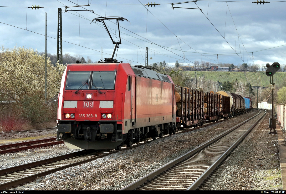 Gemischter Gz mit 185 368-8 DB durchfährt den Bahnhof Stuttgart-Münster auf der Bahnstrecke Stuttgart-Untertürkheim–Kornwestheim (Schusterbahn | KBS 790.11) Richtung Stuttgart-Untertürkheim.
Aufgenommen am Ende des Bahnsteigs 1.
[11.3.2020 | 16:03 Uhr]