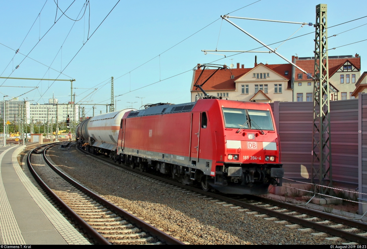 Gemischter Gz mit 185 394-4 DB passiert den Interimsbahnsteig Halle(Saale)Hbf Gl. 13a auf der Ostumfahrung für den Güterverkehr in südlicher Richtung.
(verbesserte Version)
[1.8.2019 | 8:23 Uhr]
