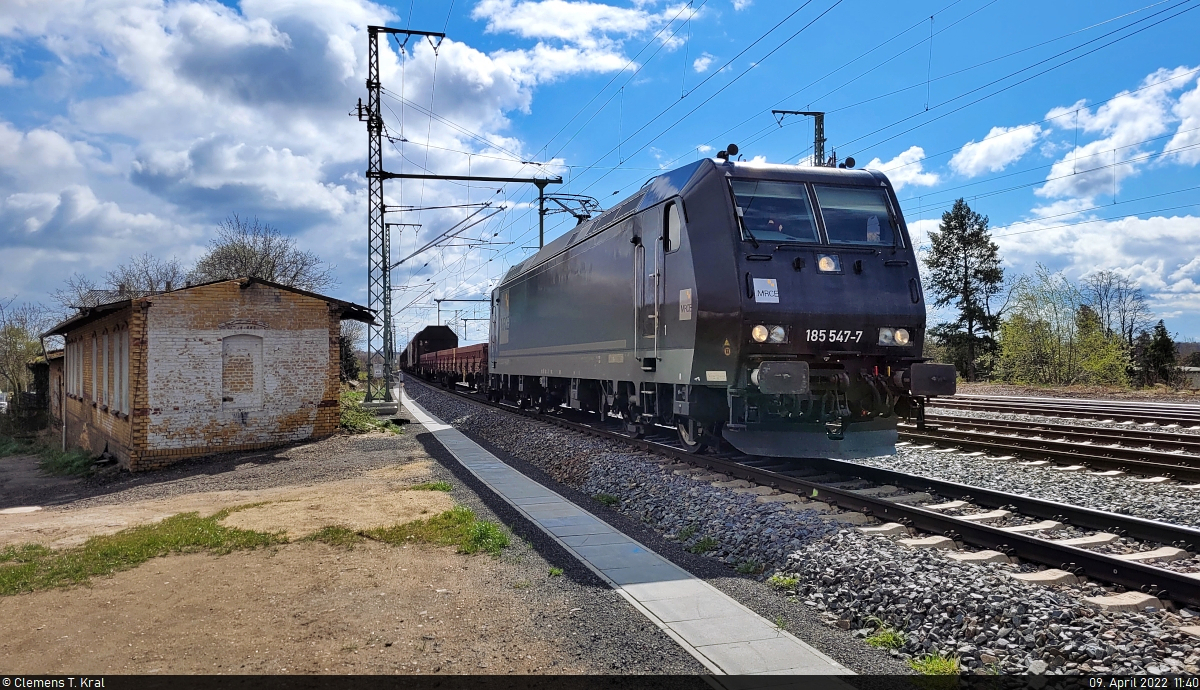 Gemischter Gz mit 185 547-7 auf der Fahrt durch den Bahnhof Angersdorf Richtung Sangerhausen.

🧰 Mitsui Rail Capital Europe GmbH (MRCE), vermietet an DB Cargo
🕓 9.4.2022 | 11:40 Uhr