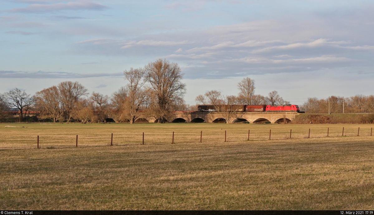 Gemischter Gz mit einer 185 fährt durch die Saale-Elster-Aue bei Halle Richtung Merseburg Hbf.

🧰 DB Cargo
🚩 Bahnstrecke Halle–Bebra (KBS 580)
🕓 12.3.2021 | 17:19 Uhr