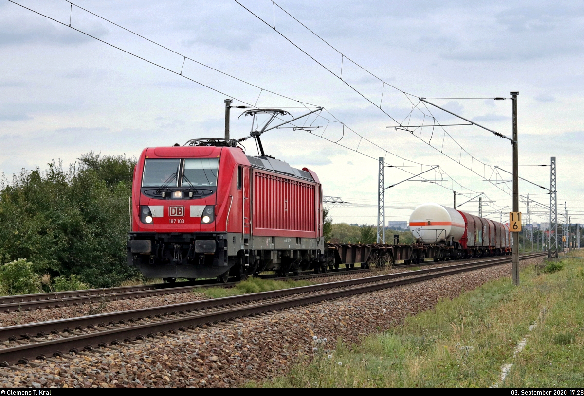 Gemischter Gz mit 187 103-7 unterwegs am km 11,6 in Zscherben Richtung Teutschenthal.

🧰 DB Cargo
🚩 Bahnstrecke Halle–Hann. Münden (KBS 590)
🕓 3.9.2020 | 17:28 Uhr