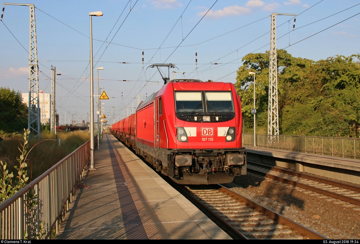 Gemischter Gz mit 187 110 DB durchfährt den Bahnhof Teutschenthal auf der Bahnstrecke Halle–Hann. Münden (KBS 590) Richtung Sangerhausen.
[3.8.2018 | 19:24 Uhr]